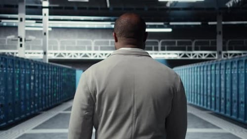 Systemadministrator im Rechenzentrum überprüft Infrastrukturtechnik