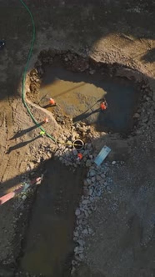 Vídeo vertical: trabajadores y equipos de la construcción en acción para la preparación de los cimientos
