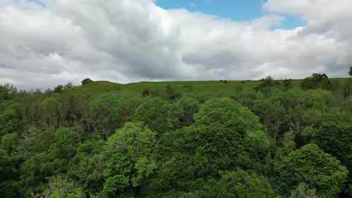 Vidéo aérienne au-dessus d'Uley, Royaume-Uni