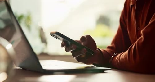 Hände, Handy und Laptop im Home-Office für Kommunikation, Netzwerk