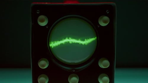 Tela de osciloscópio retrô com linha de forma de onda verde em exibição