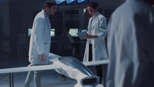 Réunion des ingénieurs aérospatiaux travaillant sur un prototype de véhicule aérien sans pilote/Drone. Sciences de l'aviation