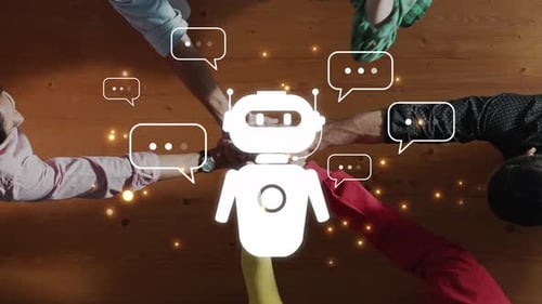 Robô envolvente com balões de fala acima das mãos em uma mesa de madeira em um espaço de trabalho moderno mostrando interações