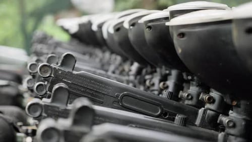 Paintball-Waffen in Nahaufnahme mit Warnung auf der Rückseite.