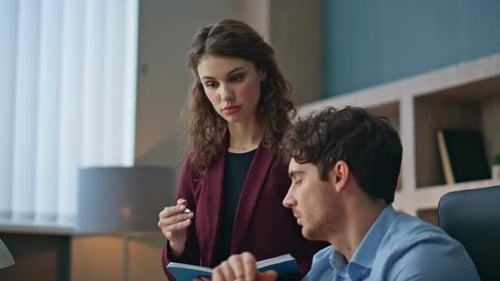 Assistante d'une femme d'affaires parlant travaillant ensemble dans un bureau de l'Entreprise en gros plan