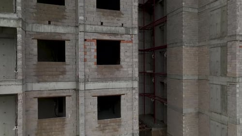 Vídeo aéreo de trabajadores construyendo un rascacielos con una grúa