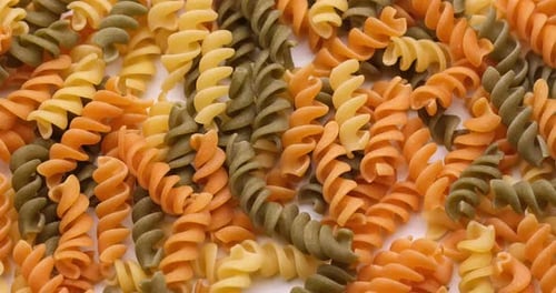 Fondo de pasta: vista macro de auténticos fusilli italianos secos