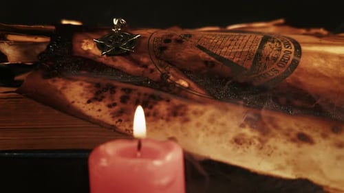 Symbole Illuminati de l'œil de la Providence sur un vieux parchemin à la lumière d'une bougie 3