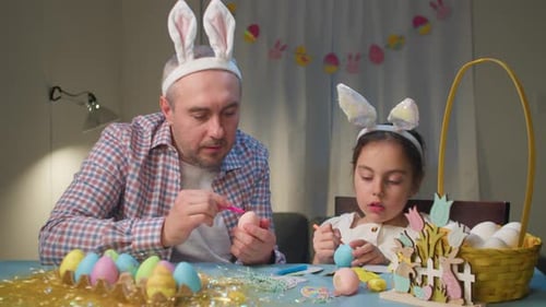 Frohe Ostern Vater und Tochter bereiten sich auf die Feiertage vor und malen Ostereier