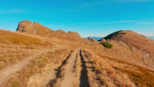 Caminata a lo largo de la cresta montañosa del Parque Nacional: idílica naturaleza de los Cárpatos en otoño