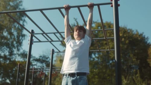 Mode de vie d'adolescent insouciant Un jeune garçon marchant au soleil en plein air