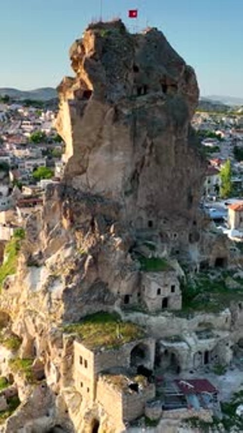 Vidéo verticale : vue aérienne impressionnante d'Ortahisar, Turquie, Cappadoce