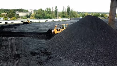 Luftbild eines großen Kohlenhaufens. Rohstoffindustrie, Anthrazit.