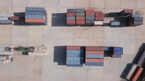 Luftaufnahme eines Containerterminals im Hafen, wo riesige Container auf ihre Reise warten