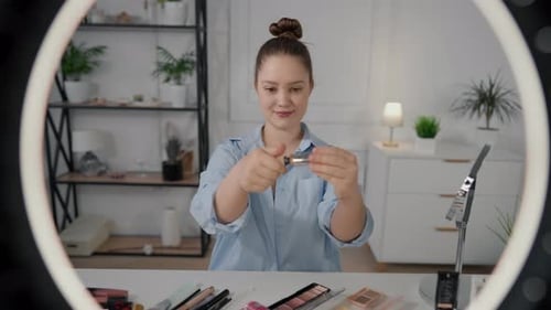 Influencer Bloguera de Belleza Probando Nuevos Cosméticos y Mostrando en Vídeo Tutorial A Una Mujer Joven Bonita
