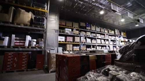 NEW YORK, 5 avril 2017 Ralentissement de l'espace de bureau, machines d'entrepôt, équipement commercial, homme