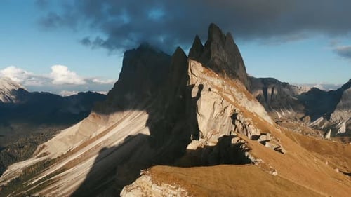 Imágenes aéreas de Zumbidos sobre el majestuoso panorama del paisaje de las excepcionales colinas de la Seceda