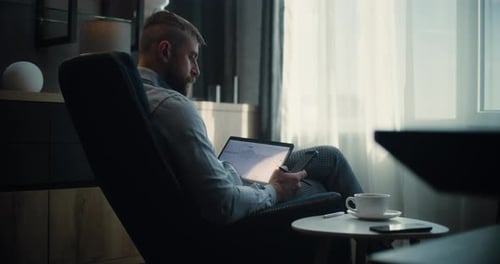 Stock Exchange Broker Using Tablet Computer and Smartphone Analyzing RealTime Stocks in Trading App