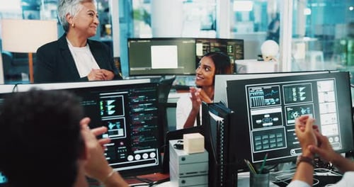 Mulher, equipe e aplausos com computador pelo sucesso da programação, solução de software e trabalho em equipe