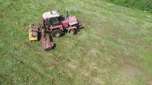 Faucheuse autopropulsée qui se déploie sur le terrain
