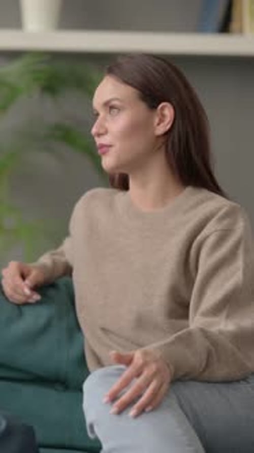 Couple ayant une conversation assis sur un canapé, Vidéo verticale