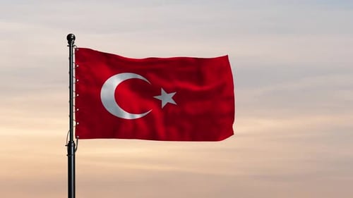 Schöne Flagge der Türkei in einer luftigen Himmelsszene