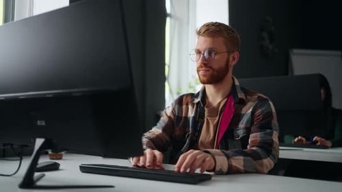 Frontend-Webentwickler, der im Büro arbeitet, sitzt am Tisch mit Computer Portrait Data Scientist