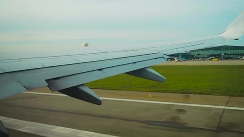 Startender Jet vom Flughafen Danzig mit Landebahn unter dem Passagierflugzeug, das währenddessen vom Boden abhebt
