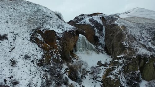 Luftbild gefrorener Wasserfall im Winter.