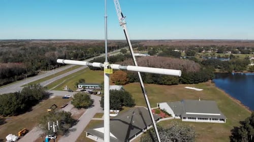 Installation d'une tour téléphonique cellulaire en forme de croix à Tarpon Spring, en Floride