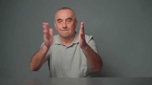 Un homme âgé repousse les moustiques à l'intérieur