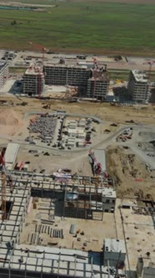 Sitio de construcción industrial con equipo de construcción