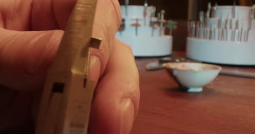 Crop Jeweller stellt handgefertigten Schmuck mit einer Zange her