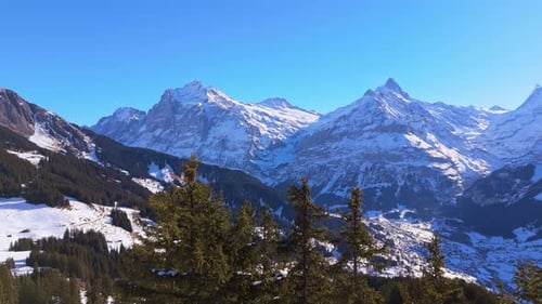Vista aérea de las montañas Wetterhorn y Schreckhorn en invierno, Suiza