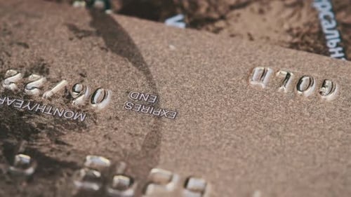 La carte de crédit pivote de près