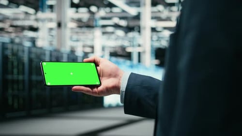 Smartphone con pantalla verde que administra Wireframe Mesh Gear y administrar en el centro de datos