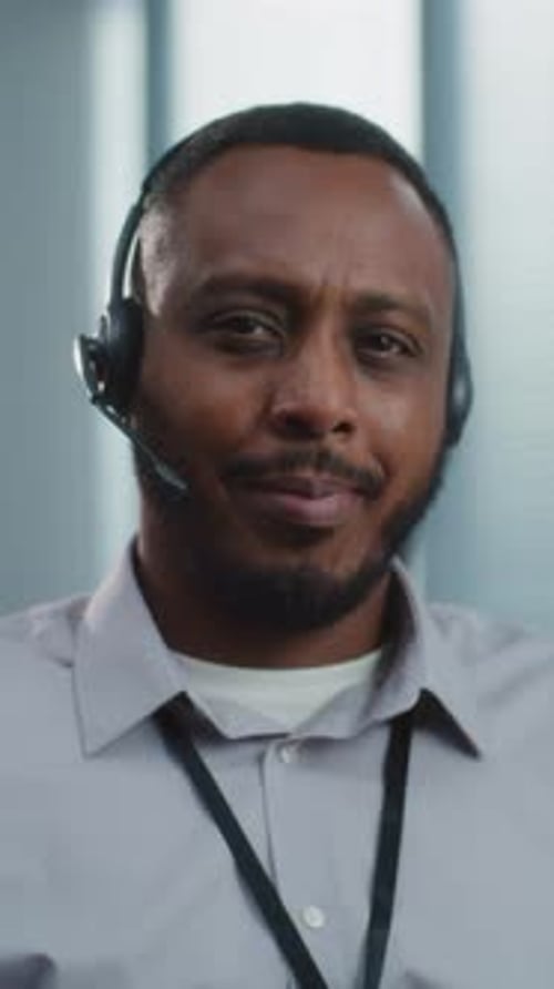 Afroamerikanischer Spezialist für technischen Kundensupport für Headsets, die in die Kamera schauen