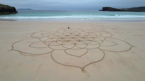 Luftbild von Sandkunst, gezeichnet am Oldshoremore Beach. Parallaxenansicht