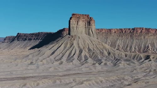 Un Zumbido orbital sobrenatural de 70 mm de un imponente pilar rocoso monolítico conocido como Chimney Rock, o