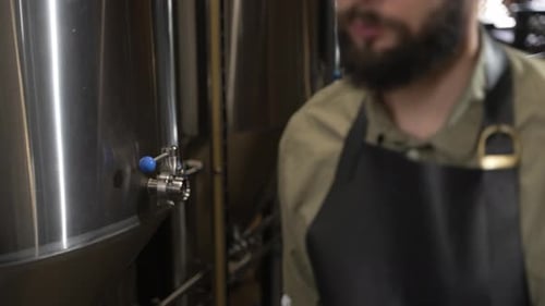 Ein Brauer kontrolliert den Produktionsprozess des Bierbrauens ohne Datentablet