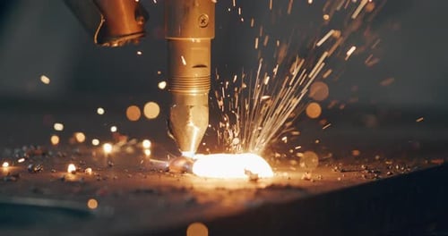Plasmaschneiden von Metall, CNC-Stahltechnik, Schweißen, Funken, Metallindustrie