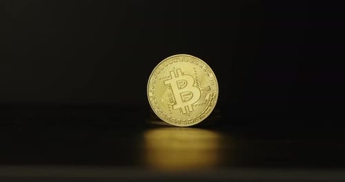 Licht durchquert metallische Oberfläche, Darstellung einer Kryptowährung