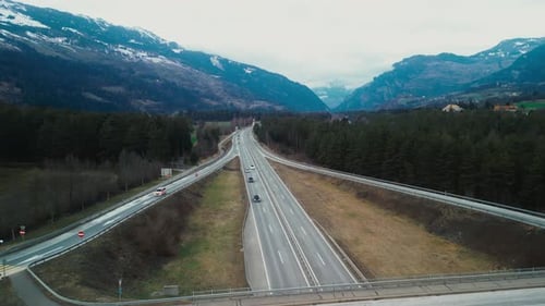 Luftaufnahme des Autofahrens auf einer schönen Landstraße zwischen den Bergen, stark befahrene Straße in