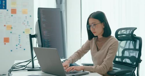 Junge Erwachsene Asien weibliche freiberufliche Brille tippen schreiben Aufforderung KI Bot IT-App intelligentes Programm Nomade.