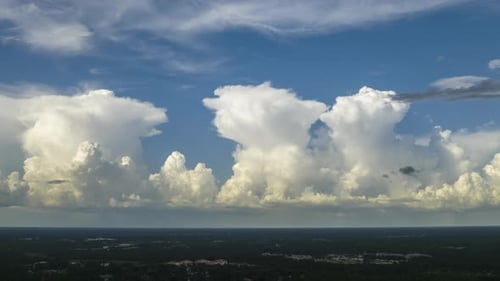 Tempestade tropical se aproximando da paisagem do sul da Flórida Timelapse de nuvens brancas de cumulonimbus
