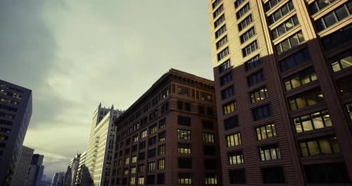 Las fachadas de la ciudad vieja muestran detalles góticos contra el clima tormentoso