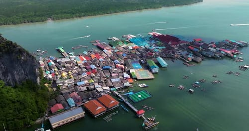 Blick von oben auf das schwimmende Dorf Koh Panyee in der Bucht von Phang Nga, Thailand. Drohnenschuss aus der Luft