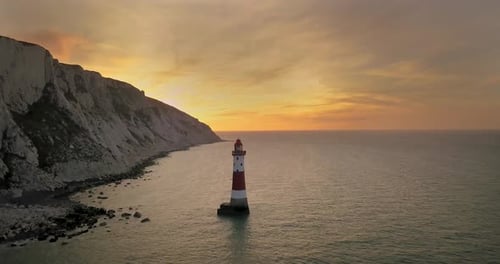 Vue aérienne du phare de Beachy Head et des falaises blanches au lever du soleil Eastbourne, Royaume-Uni