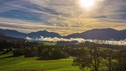 Zeitraffer von Wolken, die sich im Tal bewegen, und einer strahlenden Sonne am Himmel.