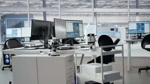 Ingenieurbüro für Mikrochip-Produktion mit Monitoren